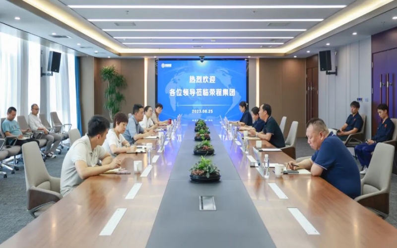 津南區(qū)副區(qū)長(zhǎng)薛彤一行到訪榮程集團(tuán)就企業(yè)生產(chǎn)運(yùn)行、科技攻關(guān)等調(diào)研服務(wù)