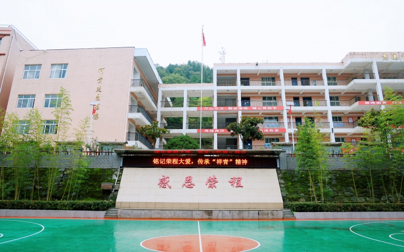 十七年深情伴成長，十五載回訪續(xù)華章 —— 榮程集團(tuán)董事會(huì)主席張榮華一行回訪略陽榮程中學(xué)